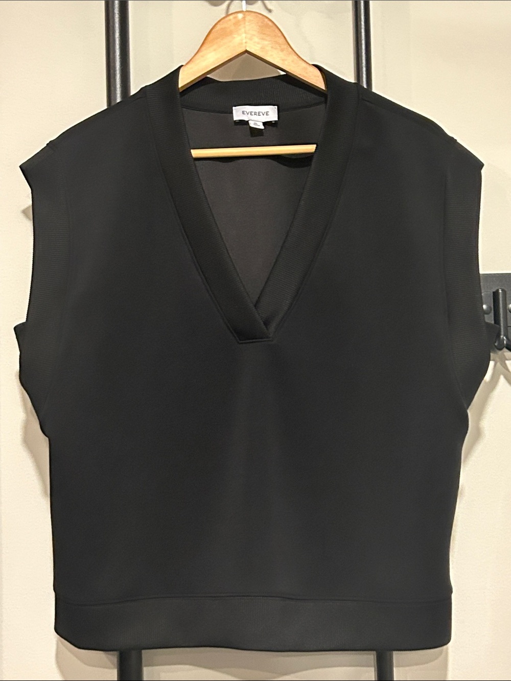 Evereve Black V-Neck Sleeveless Tank